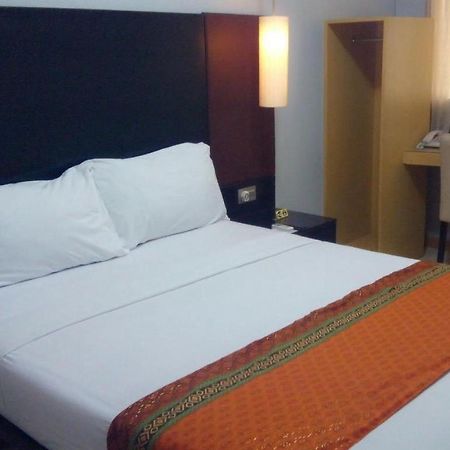 Hotel Omega Karawang Exteriör bild