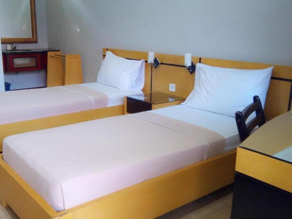 Hotel Omega Karawang Exteriör bild